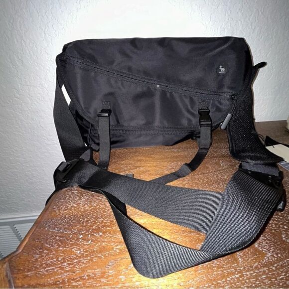 New, Oiwas Messenger Crossbody Bag - Picture 1 of 7